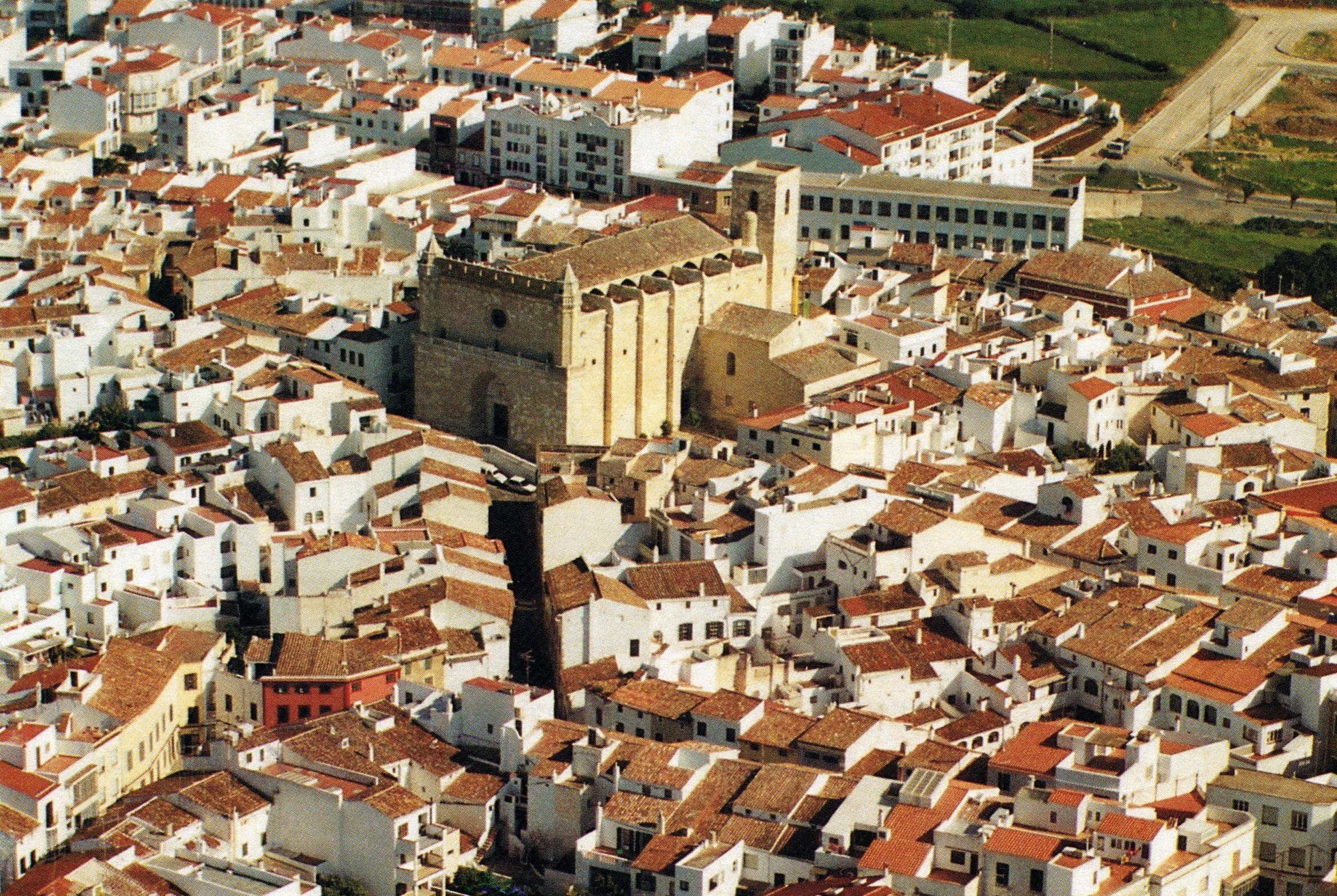 44 CASES i 23 PISOS PER VENDRE.