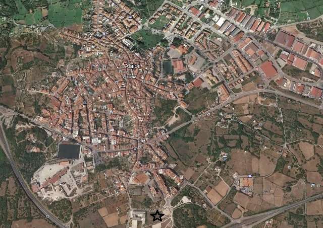 EL CENTRE DE SALUT EN EL LÍMIT SUD DEL POBLE.